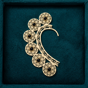 Manguito de oreja bohemio de latón para mujeres y niñas Ónix negro con 6 semillas para bodas y fiestas Regalo exclusivo de un par - Product Image 1