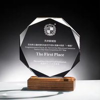Offre Spéciale nouveaux designs de forme ronde trophée de cristal de verre personnalisé avec base en bois pour les sports et la réunion annuelle