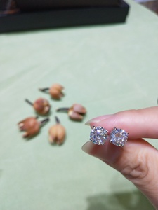 Pendientes de Moissanita Redonda de 0.5 Quilates, Diseño Casual, Chapados en Oro, Joyería de Moda con un Toque Lujoso - Product Image 3