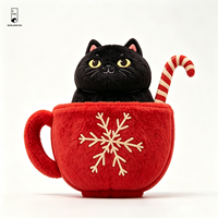 Peluche de Noël Chat Noir avec Flocon de Neige et Tasse Rouge, Poupée Rembourrée avec Canne en Sucrée, Décoration de Maison pour les Fêtes, Cadeau de Noël