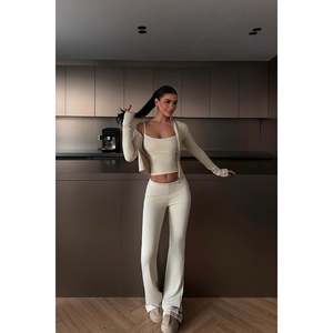 ชุดเซ็ต 2 ชิ้น สีเบจ เสื้อครอปและกางเกงขาสั้นเหนือเข่า ไซส์ XS สำหรับผู้หญิง - Product Image 2