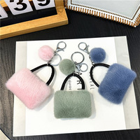 Mini sac à main de luxe en peluche douce avec pompon, breloque décorative en fausse fourrure, pendentif pour sac à dos, cadeau pour femme