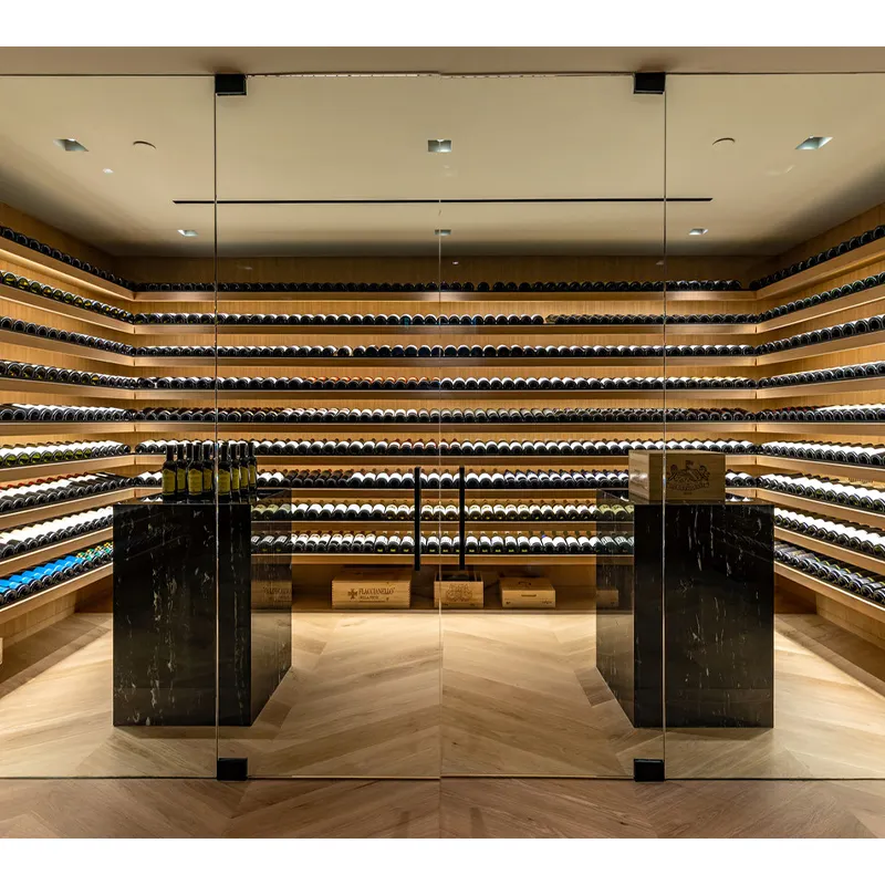 Diseño comercial de refrigeración de acero inoxidable estantes de exhibición de pared de lujo gran bodega de vino whisky vitrina de vidrio