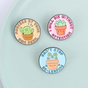 Épingles en émail 'Procédez à votre propre risque' avec motifs <span class=keywords><strong>de</strong></span> plantes succulentes, cactus et plantes en pot, et jeux <span class=keywords><strong>de</strong></span> mots amusants, utilisables comme broches, badges <span class=keywords><strong>de</strong></span> revers <span class=keywords><strong>de</strong></span> chemise, bijoux ou cadeaux pour amis - Product Image 1