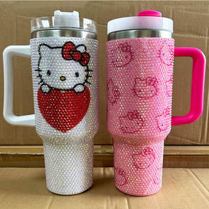 แก้วน้ำแบบมีหูจับ ขนาด 40 ออนซ์ ประดับคริสตัลและเพชรเทียม ลายการ์ตูน สั่งทำได้ตามแบบ ขายส่งจำนวนมาก - Product Image 5