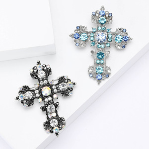 Nouvelle broche en alliage de strass en forme de croix, élégante et créative, un accessoire de vêtement féminin unique et tendance - Product Image 1