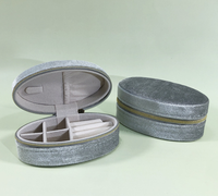 Boîte en carton gris argenté avec fermeture éclair dorée, multi-compartiments, doublure en éponge, forme carrée, design portable, bords nettoyés