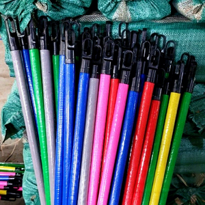 Manche de balai en plastique 45 pouces, léger, style basique, pour nettoyage des sols domestiques, manche multicolore avec crochet supérieur - Product Image 1