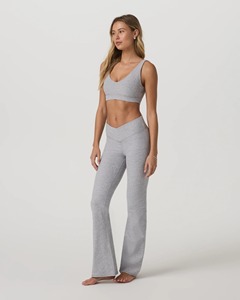 Ensemble de yoga recyclé deux pièces : Crop top col en V profond respirant et leggings évasés taille haute en coton élasthanne de couleur unie - Product Image 1