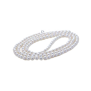 Collier long en perles d'eau douce blanches pour femmes, qualité 5 mm, enveloppé en 2 cercles, légères imperfections, avec une chaîne chic pour pull - Product Image 5