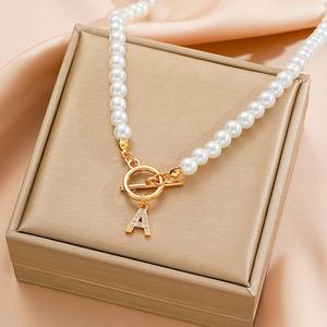 طقم مجوهرات نسائي فاخر بتصميم فرنسي عتيق، قلادة مطلية بالذهب مع إبزيم على شكل حرف OT وخرز لؤلؤي مقلد، بأسلوب أنيق وفخم - Product Image 2