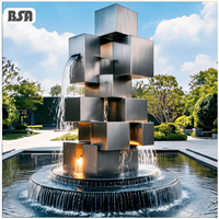 Fontaine d'eau sculpturale géométrique en acier inoxydable brossé moderne BSA avec cubes empilables et éclairage LED pour aménagement paysager de villa