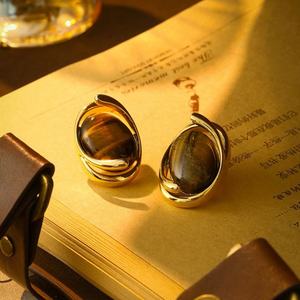 Boucles d'oreilles clous ovales en œil de tigre, style rétro minimaliste exquis, design ajouré antique haut de gamme, sensation de luxe et de mode - Product Image 4