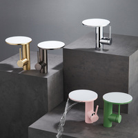 Robinet mélangeur cascade monotrou chaud/froid à poser sur le plan avec étagère en verre trempé pour salle de bain moderne