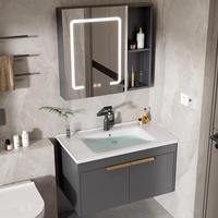 Meuble-lavabo mural gris foncé moderne avec vasque en céramique blanche, miroir LED, étagère ouverte et poignées dorées pour petite salle de bain