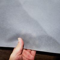 Tissu non-tissé de couleur grise PP Spunbond non-tissé sensation de rigidité 70GSM gris motif DOT 160cm de largeur rouleau de tissu approvisionnement OEM