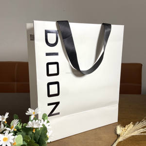 Sacs de shopping en papier kraft de luxe avec logo personnalisé, poignée en ruban, biodégradables et aseptiques pour l'emballage de vêtements, de chaussures et de cadeaux - Product Image 5