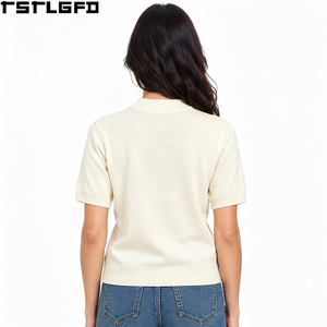 เสื้อยืดคอเต่าสไตล์ Old Money สำหรับผู้หญิง สีครีม แขนสั้น ทรงเข้ารูป ผ้าริบ ขายส่งจำนวนมาก - Product Image 2