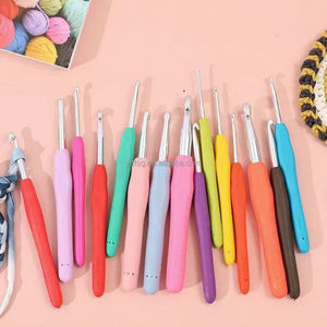 Vente en gros directe usine – Offre spéciale : Aiguilles à crocheter et à tricoter en plastique colorées, écologiques, à manche souple, de 2,0 à 10,0 mm - Product Image 3
