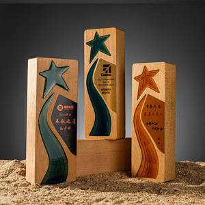 Trofeo de Madera Yuka con Estrella de Cristal Grabada con Láser, Regalo Empresarial, Adorno Artesanal Duradero - Product Image 1