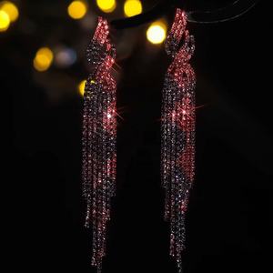 ต่างหูระย้าคริสตัลสีแดงประดับเพชรเทียมชุบทอง ดีไซน์หรูหรา ทันสมัย เหมาะสำหรับโอกาสพิเศษ - Product Image 3