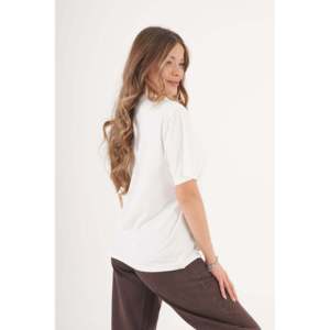 Camisetas Blancas de Cuello Redondo para Mujer con Detalle de Costura, Suministro al por Mayor - Product Image 1