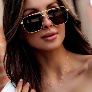 Gafas de Sol de Piloto Retro con Logotipo Personalizado para Hombre, Gafas de Sol Polarizadas Cuadradas de Aleación con Doble Puente para Mujer - Product Image 3