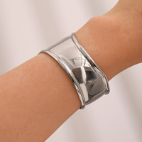 Brazalete de acero inoxidable chapado en oro PVD de 18 quilates para mujer Textura martillada ancha y brazalete de forma irregular con apertura de hueco en V