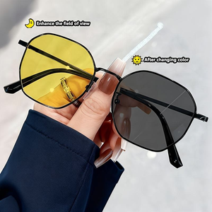 Gafas Planas con Marco Poligonal de Metal, Fotocromáticas, Doble Uso, Protección Solar Diurna y Nocturna, Cambio de Color, Doradas, Unisex - Product Image 1