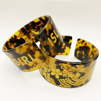 Bracelet Tonga en acrylique imitation écaille de tortue avec fleurs et mots gravés pour les Tongiens