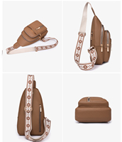Maßgefertigte Crossbody-Tasche aus genarbtem PU-Leder für Damen mit gewebtem Riemen, mehreren Reißverschlüssen und goldfarbenen Beschlägen im Umhängetaschen-Stil