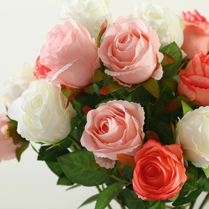 Bouquet de roses en soie, style bulgare, arrangement floral moderne pour mariage et décoration intérieure - Product Image 3