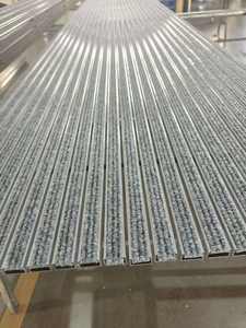 Современный влаговпитывающий придверный коврик из алюминия на заказ с полосатым узором и резиновой основой - Product Image 3