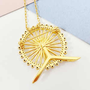 Broche en laiton poli miroir, plaqué or véritable (0,5/1m), sertissage à griffes de zircon blanc et noir, design roue de la fortune, motifs clairs - Product Image 1