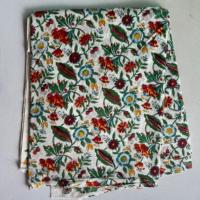 Tissu en coton peigné tricoté à la main, motif floral blanc, textile indien fait main pour robes de filles et ameublement.