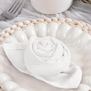 Serviettes de table en coton et lin vert élégantes en gros de Ychon avec décoration en ficelle et fleurs, serviette pour l'arrangement de table de mariage - Product Image 5