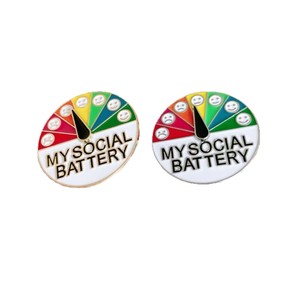 Broche My Social Battery, badge rond en métal de 3,9 cm avec expressions emoji pour sacs et accessoires - Product Image 5