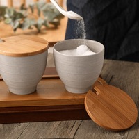 Ensemble de 3 pots à épices de style japonais avec couvercle en bambou, cuillère en céramique et plateau ovale en bambou gris côtelé, salière et poivrière