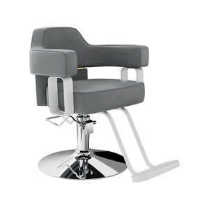 Un fauteuil de barbier ergonomique pivotant avec structure en métal et assise en cuir, réglable en hauteur, design moderne. - Product Image 5