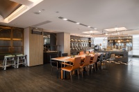 Ensemble de mobilier de restaurant en cuir de luxe avec tabourets de bar, chaises de salle à manger, tables et banquettes pour restaurants et bars haut de gamme