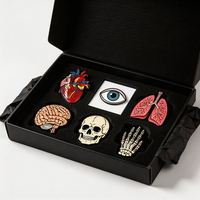 Badge d'infirmière personnalisé OEM, épinglette en métal pour médecin, neurologie, cœur anatomique, épinglette en émail avec chaîne