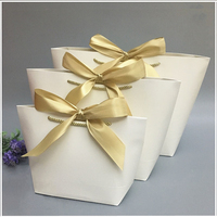 Sac cadeau en papier blanc pour femmes, sac d'emballage très vendu avec ruban pour les vêtements et les cadeaux