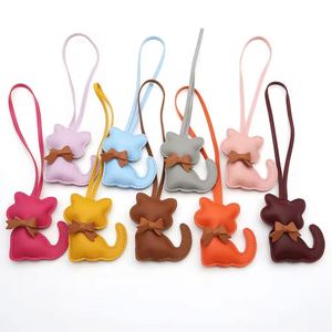 Nouveau porte-clés chat en cuir PU, joli breloque de sac chaton, pendentif animal de dessin animé, cadeau tendance pour filles et femmes, adorable pendentif chaton - Product Image 1