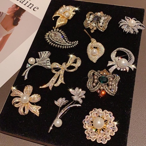 Broche de Pérola Imitada com Diamantes Brilhantes YHY - Product Image 4