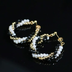 Venta al por mayor de fábrica: Pendientes de aro retorcidos hechos a mano, con perlas naturales de agua dulce y espinela negra, chapados en oro de 14K, para mujer. - Product Image 2