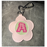 Breloque de sac en cuir en forme de fleur, broderie de lettres au point d'aiguille, auto-finie, ornement en cuir, cadeau