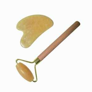 Ensemble beauté en jade jaune avec rouleau facial à manche en bois et Gua Sha en forme de cœur pour soins du visage et spa à domicile - Product Image 5
