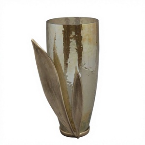 Vase en verre artisanal de luxe avec un design de feuilles longues en métal doré pour la décoration de table de mariage et l'arrangement floral, vase en métal élégant - Product Image 1