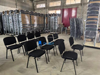 Chaise de conférence moderne empilable et rembourrée avec pieds en métal chromé pour salle de réunion de bureau et séminaire de formation