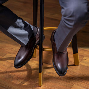 Zapatos de hombre de boda personalizados, nuevos, de cuero genuino, transpirables, estilo ejecutivo, con patrón grabado. - Product Image 4